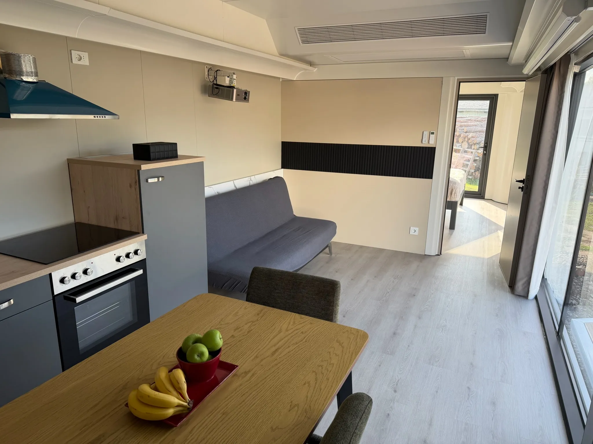 Blick von der Küchenzeile über Essplatz und Sofa in der Wohnküche der MK I