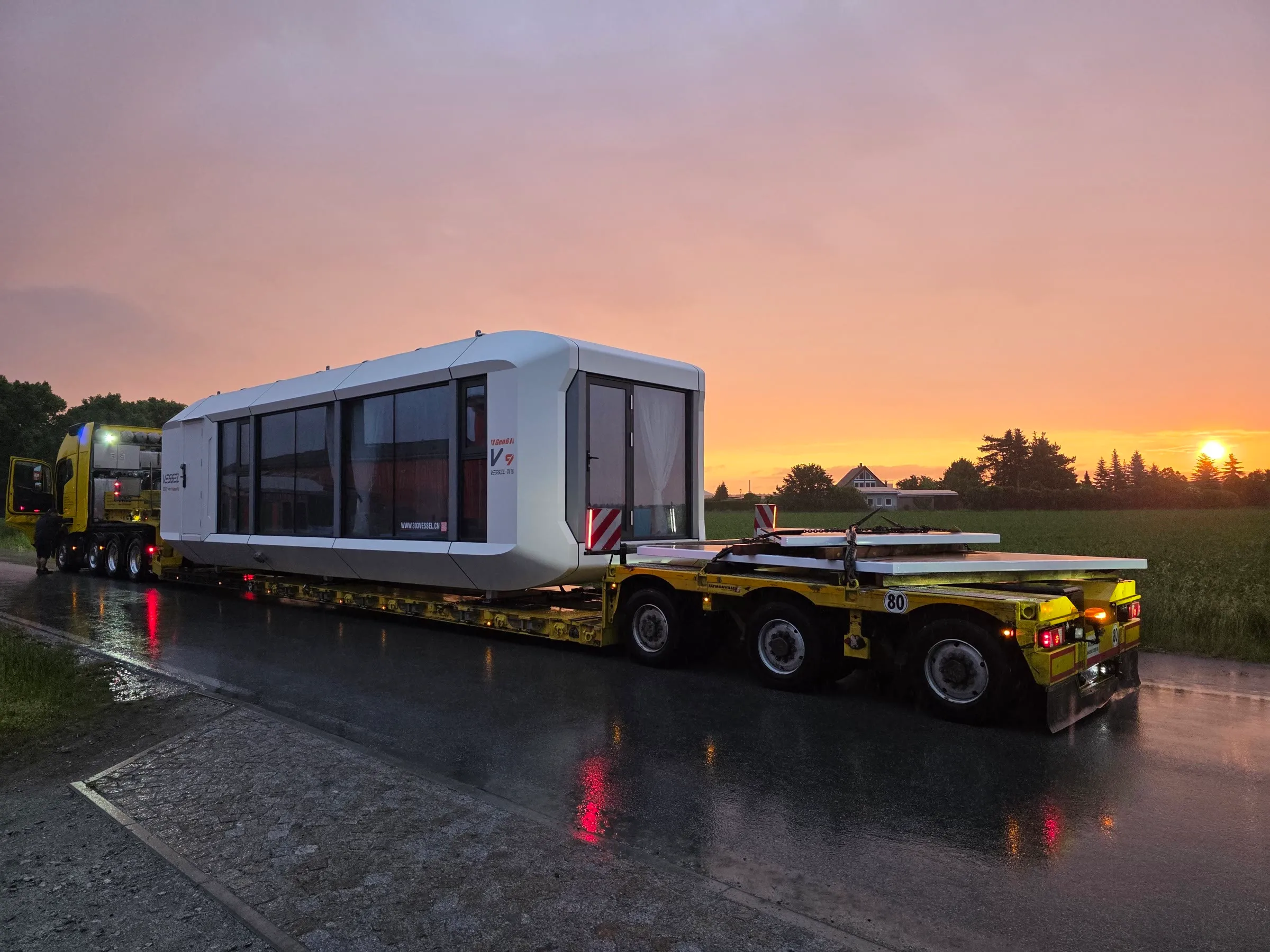 Wohnzelle MK I auf dem Schwertransporter bei Sonnenuntergang