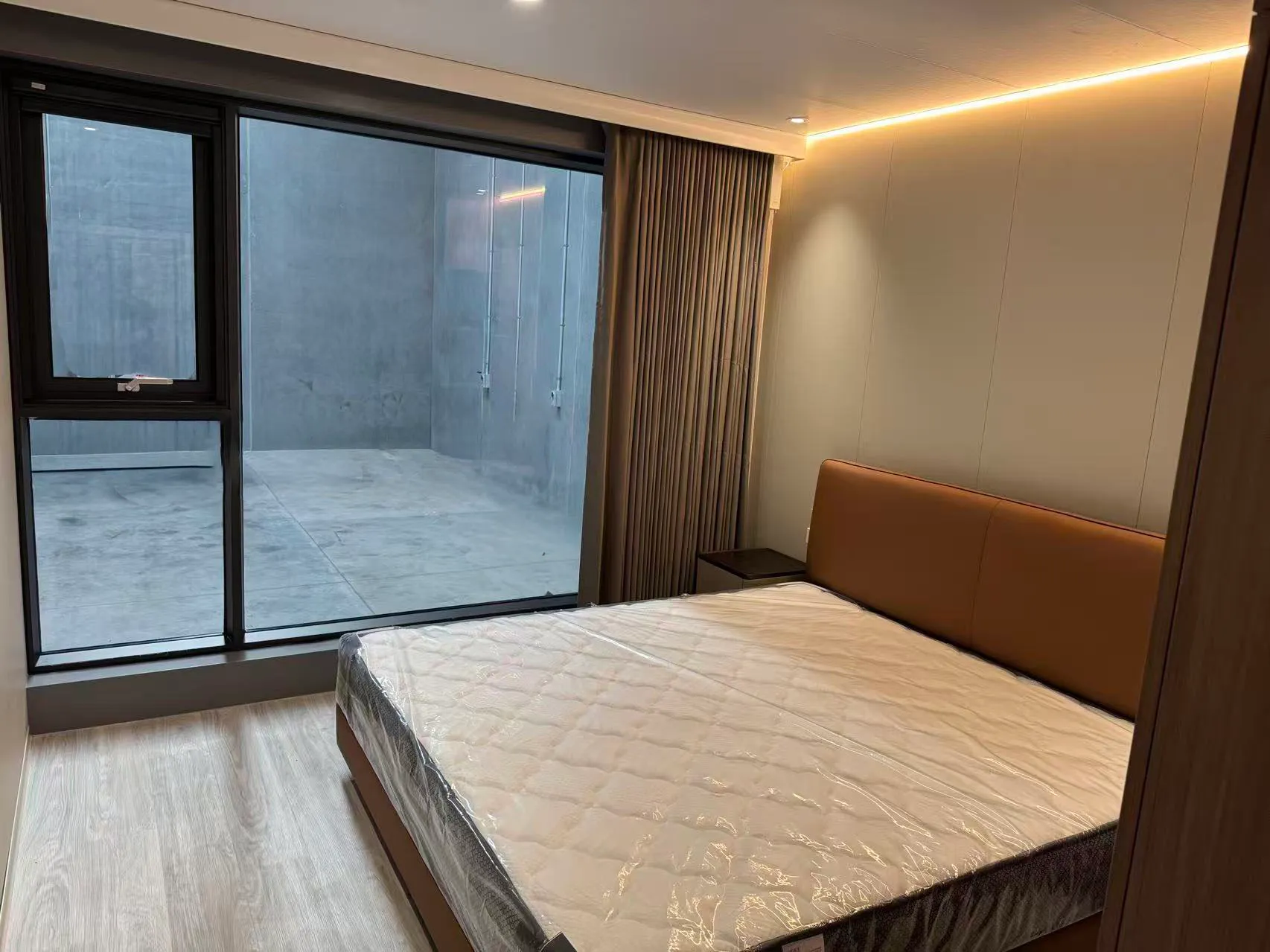 Schlafzimmer der MK II mit Doppelbett und Panoramafenster