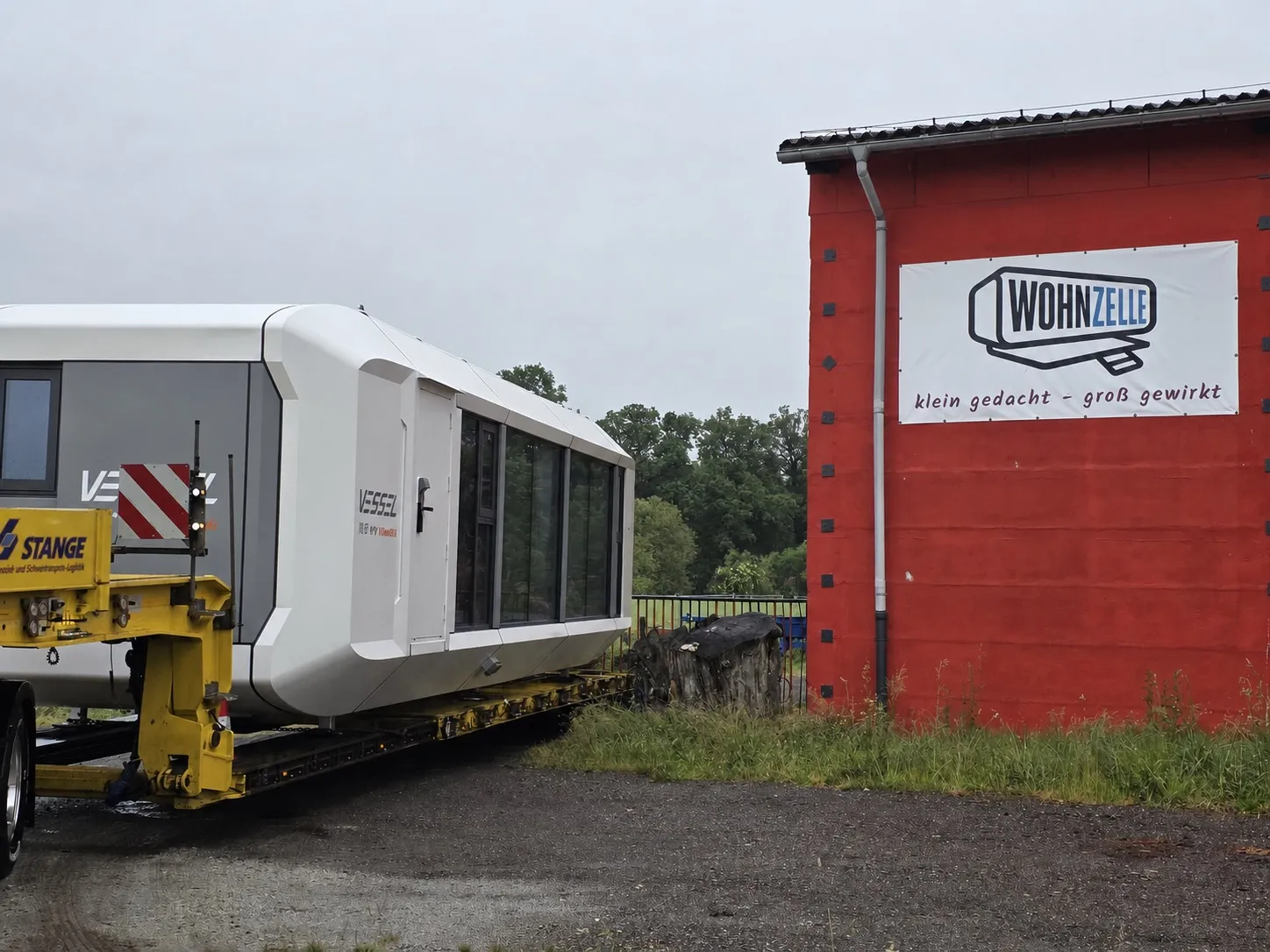 Wohnzelle MK I erreicht auf dem Spezialtransporter den Standort in Luckau